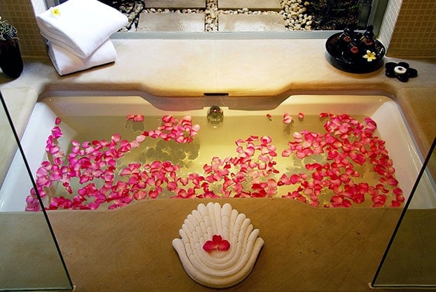 Spa bath soaking tub for feng shui love min - 27 Feng Shui Tips to Attract Love and Improve Romance